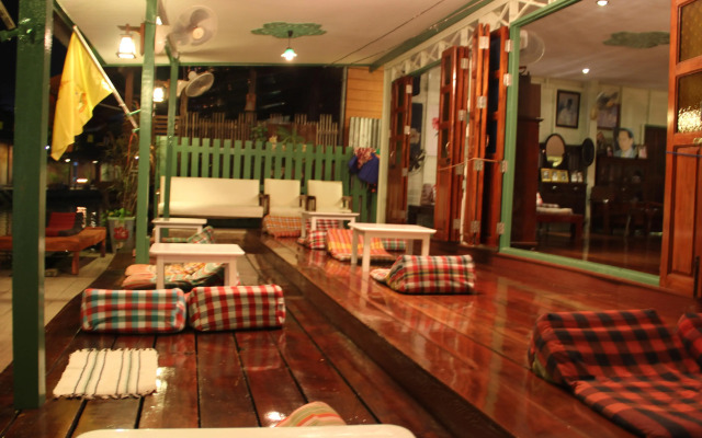 Baanrak Amphawa Homestay