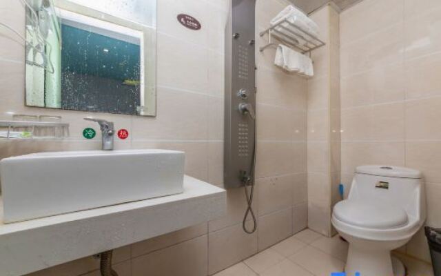 Hengji Hotel (Shanghai Hongkou Football Stadium Dongbaoxing Road Subway Station)
