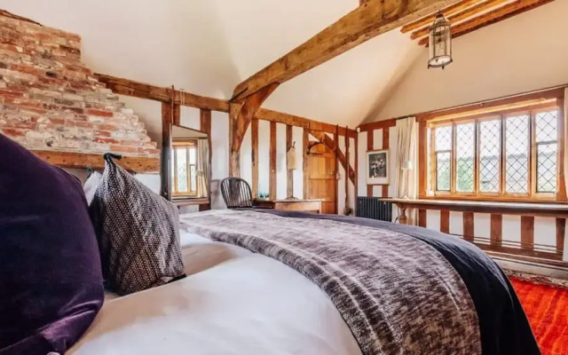 Lavish Tudor Hall Gardens - Sleeps 14