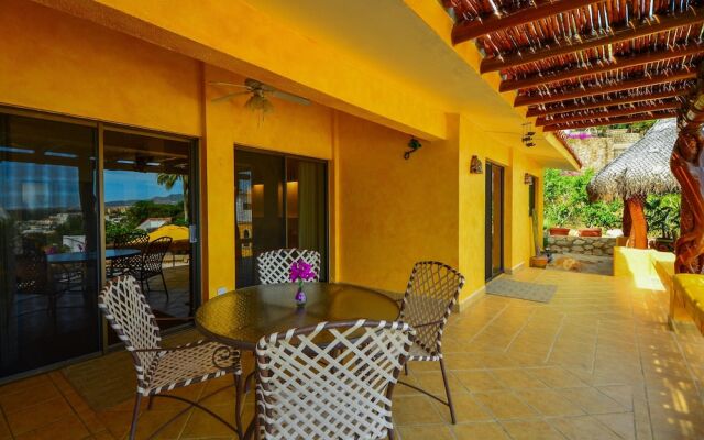 Walk to Cabo Marina & Downtown: Villa Mira Flores