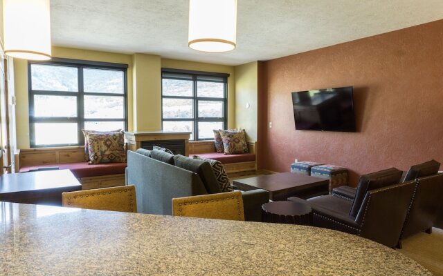 Luxury suite in the heart of Canyons Village by RedAwning