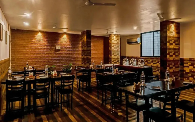 Log Inn Plaza By OYO Rooms