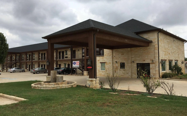 Pearsall Inn & Suites