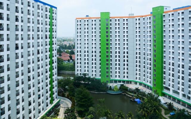 Parquette Studio Green Lake Apartment near Ciputat By Travelio