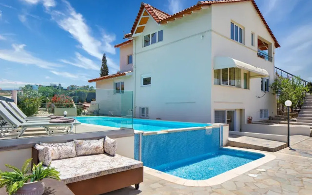 Villa Elihrisos-private Heated Pool Near the sea