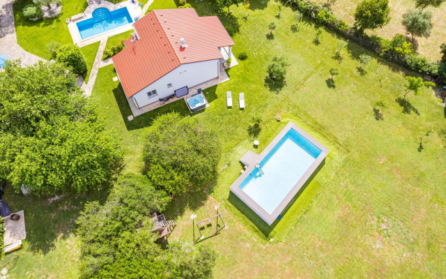 Holiday house Mirna with swimming pool and jacuzzi