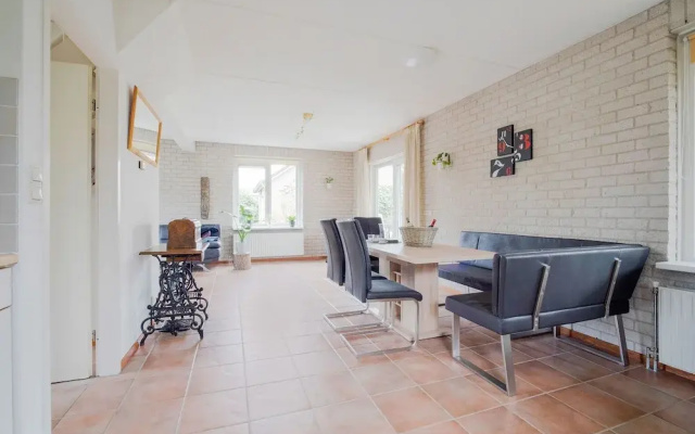 Lush Bungalow in Beek Gem Montferl& with Hot Tub