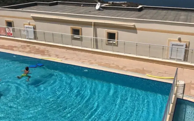 Lovely Flat Near Sea With Shared Pool in Milas