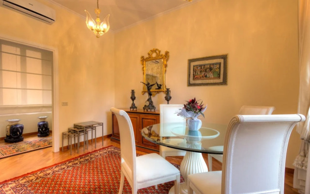 Spanish Steps Hills Apartment