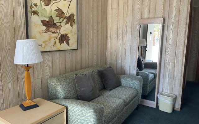 Saddle & Surrey Motel