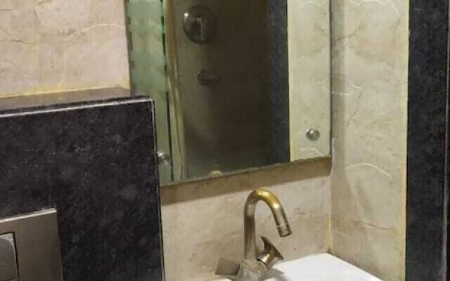 ADB ROOMS Hotel Saya Deluxe