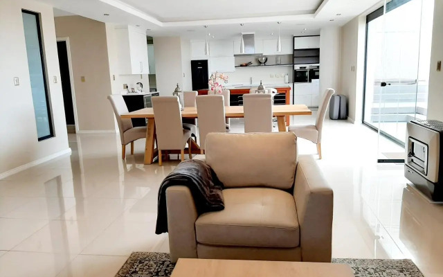 1804 Franklin 3-Bed Penthouse with Rooftop Jacuzzi