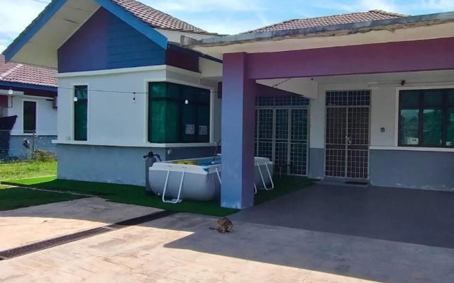 Rumah Pantai de Merabang (bungalow with pool) – Exterior – Kota Bharu
