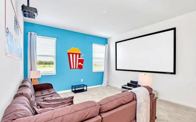 16 Guest Lakefront Home w Pool BBQ