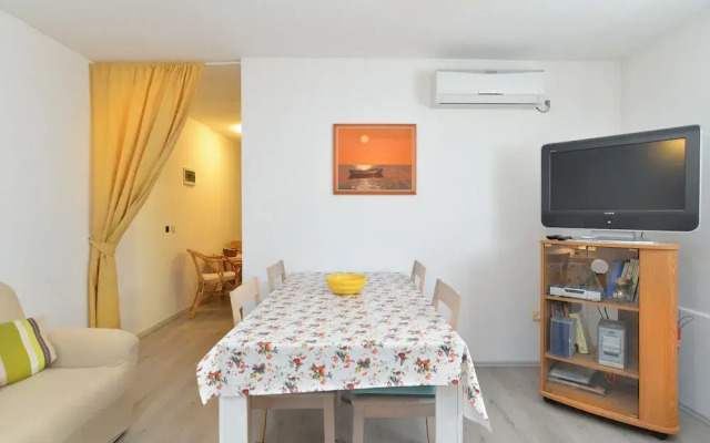 Apartment 877