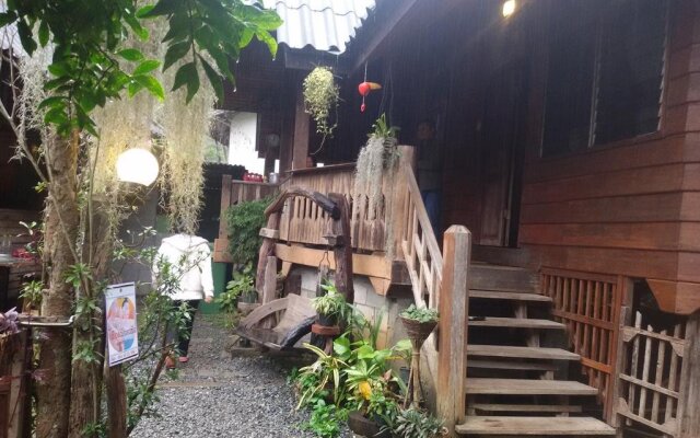 清迈湄康蓬胡安伯格哈格酒店(Maekampong Huean Bog Hug Chiangmai)