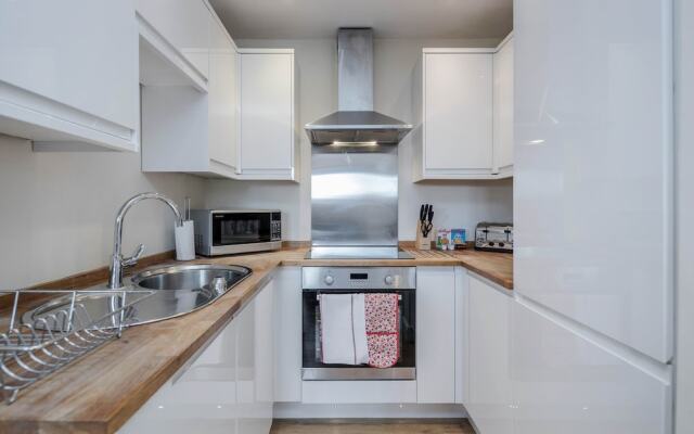 Luxury 1 Bedroom Apartment with Parking