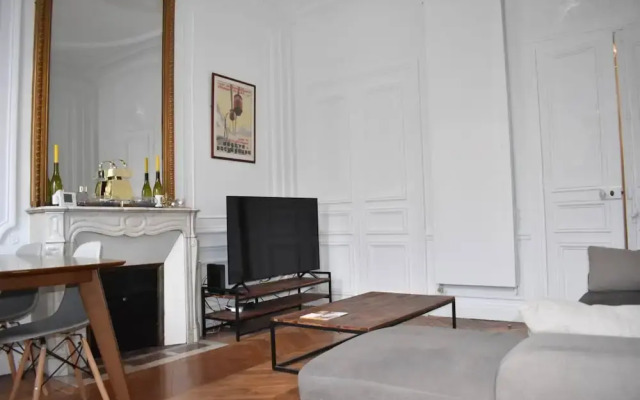Parisian Apartment In Prime Location