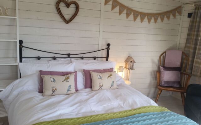 The Little Hide - Grown Up Glamping