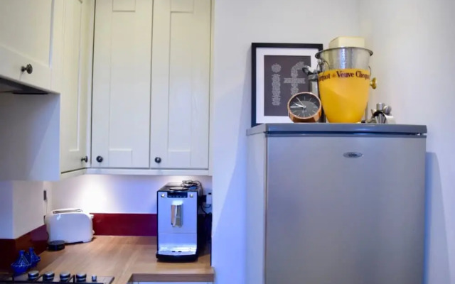 Stylish 2 Bedroom Flat With Views of The Shard