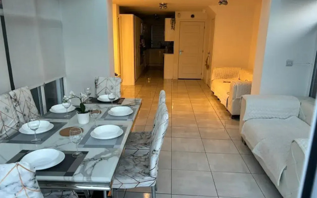 Dartford, 4 Beds, Sleeps 8, Near Bluewater and M25