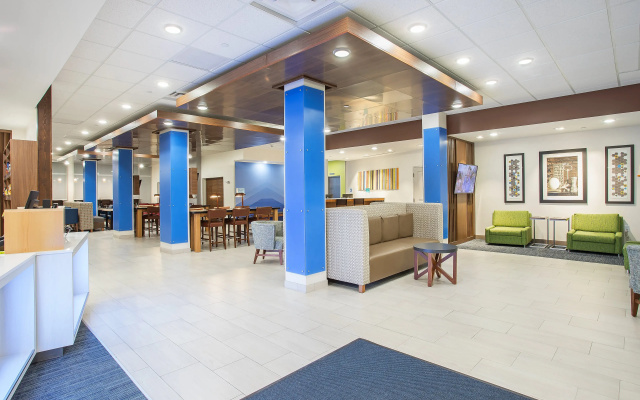 Holiday Inn Express & Suites Lexington W - Versailles by IHG
