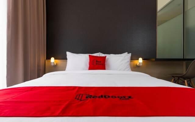 RedDoorz Plus near Perbanas