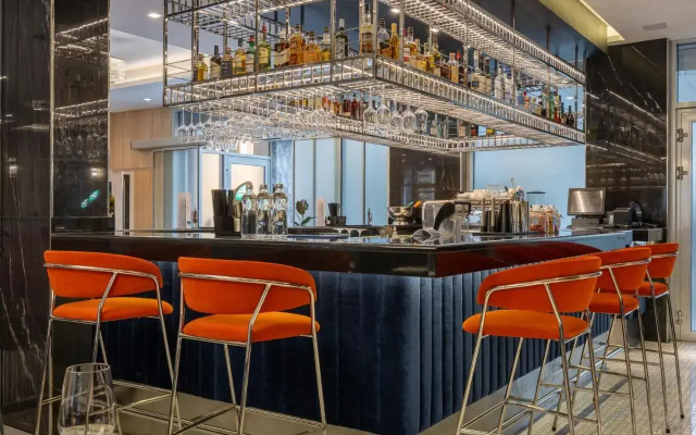 Silver Crown  & Residence