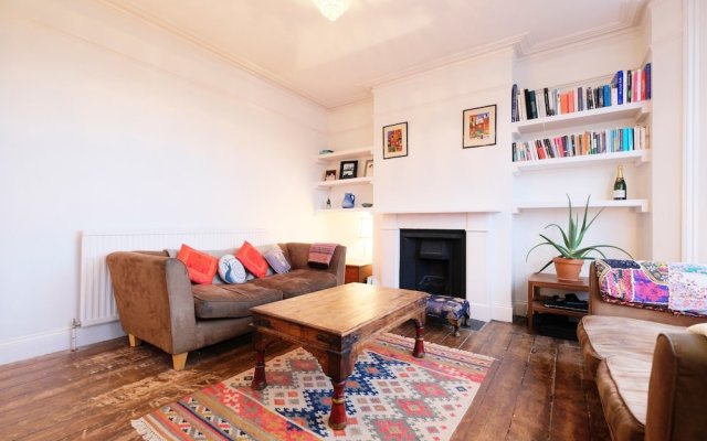 Sunny, Bohemian-style Flat For 4 in Queens Park