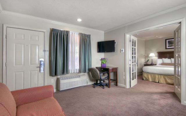 University Park Inn & Suites, an Ascend Collection Hotel