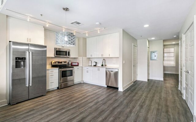 Spacious 4BR Condo Near French Quarter