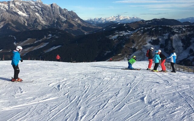 Contemporary Apartment With Ski Storage, Parking, Heating