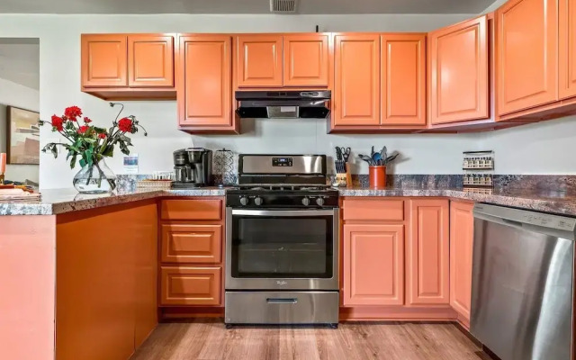 5BR Sleeps 10 Hot Tub Fire Pit Games & Walk to ASU