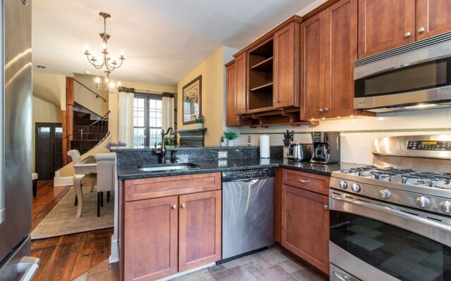 Historic Gem - City Center/patio/soak Tub