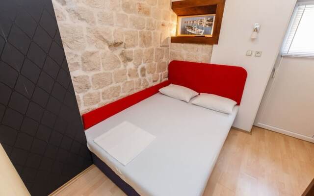 Lovely 1-bed Apartment With Patio in Kastel Stari