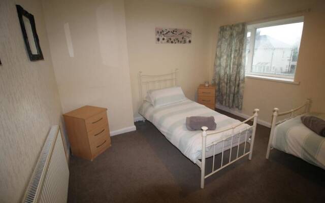 Heol Booker 4 Bedroom House by Cardiff Holiday Homes