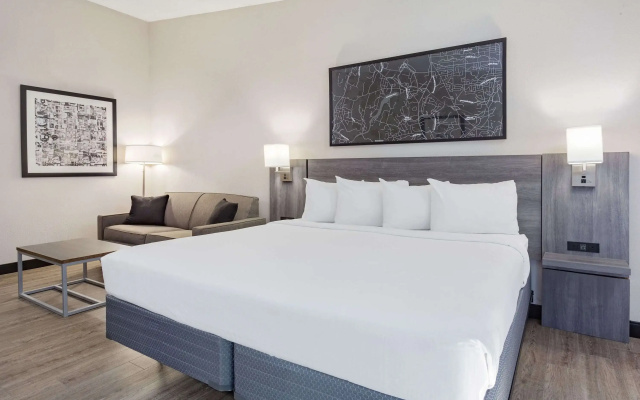 Ramada by Wyndham Hartford North / Bradley Airport