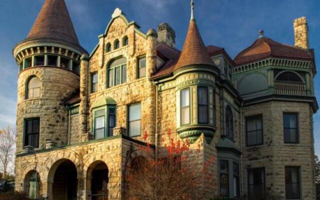 Castle La Crosse Bed and Breakfast