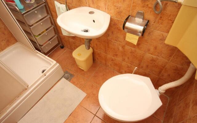 Kira - 20 M from the beach - A1(4+1)