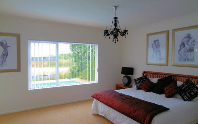 Stunning 3-bed Lakeside Villa With Private Pool