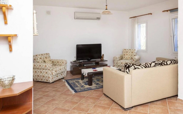 2 BR House With Garden in the Heart of Yalikavak
