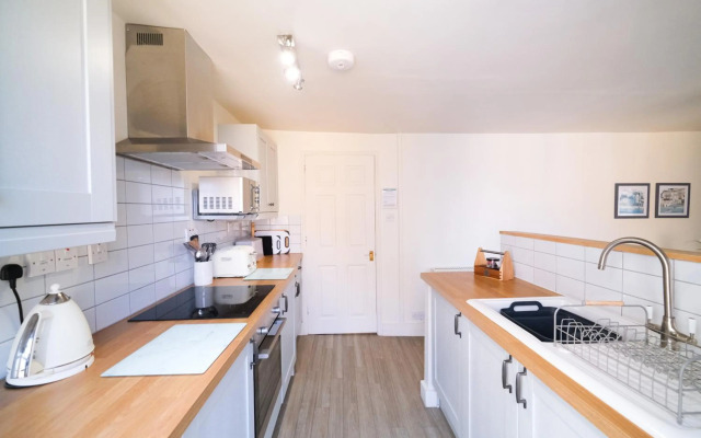 Elizabeth: Charming two bedroom apartment in centre of town