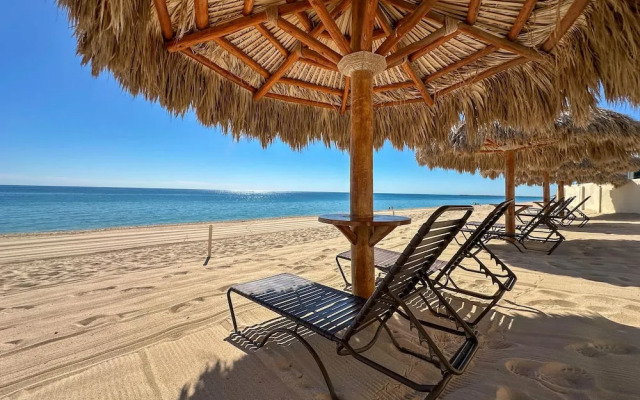 Steps to Sandy Beach Pool Renovated 2BR Condo