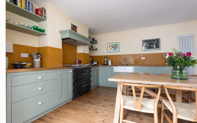 Englefield Road by Onefinestay