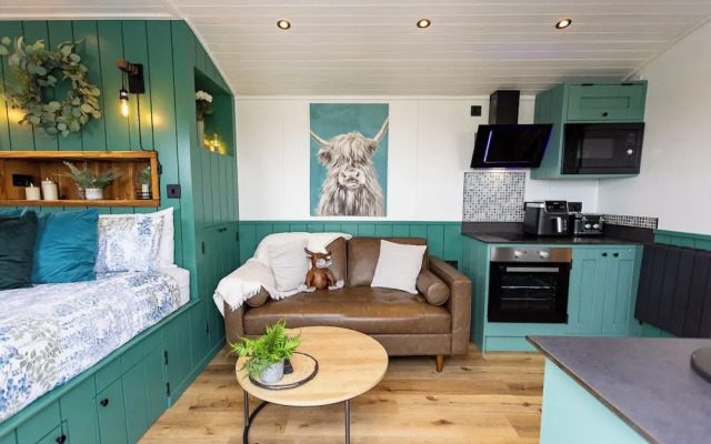 Willows Rest - 1 Bed Shepherd's Hut - Pentlepoir