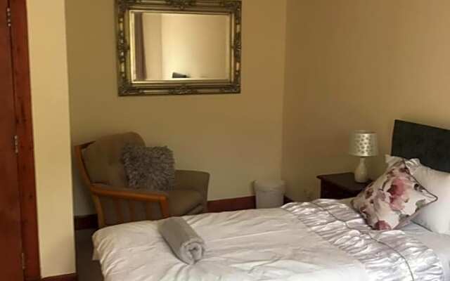 Prime location rooms in high street