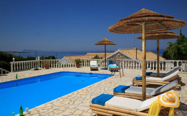 Villa Quietude, beach front villa with a pool