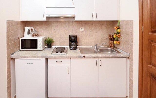 Amazing Apartment in Podstrana With 2 Bedrooms and Wifi