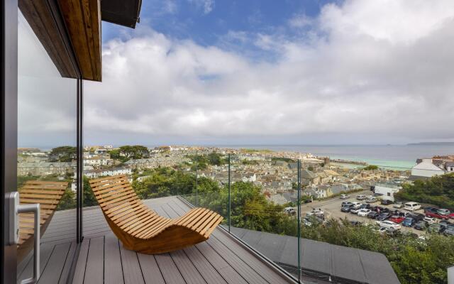 Uno - St Ives