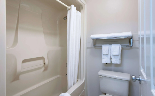 Travelodge by Wyndham Kamloops Mountview